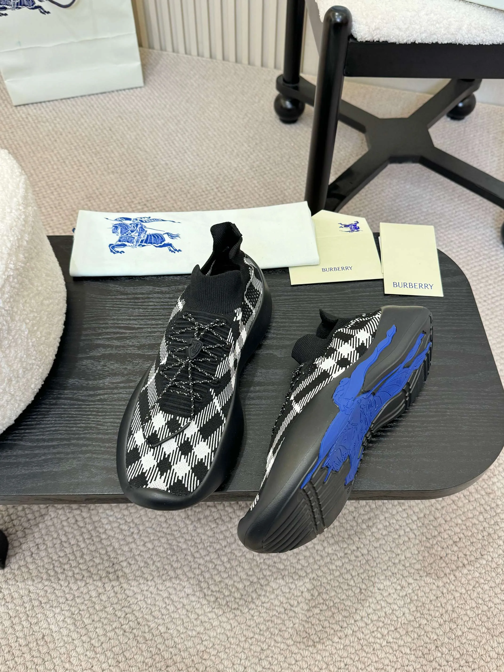 Men's men's shoes💰680 Burberry's 2025 hot model is released, ultra-light socks and shoes, versatile, decorated with worsted Burberry plaid pattern. Featuring a mesh lining and checkered laces, the rubber sole features the archive Burberry monogram. From Burberry's iconic collection, these wardrobe staples are interpreted with the brand's signature style.   ✅Fabric: classic cotton fly ✅Lining: silk cowhide lining ✅Outsole: ultra-light rubber foam sole ✅Color: black, original packaging ✅Code number: men's 39-46 (39,46 customized)